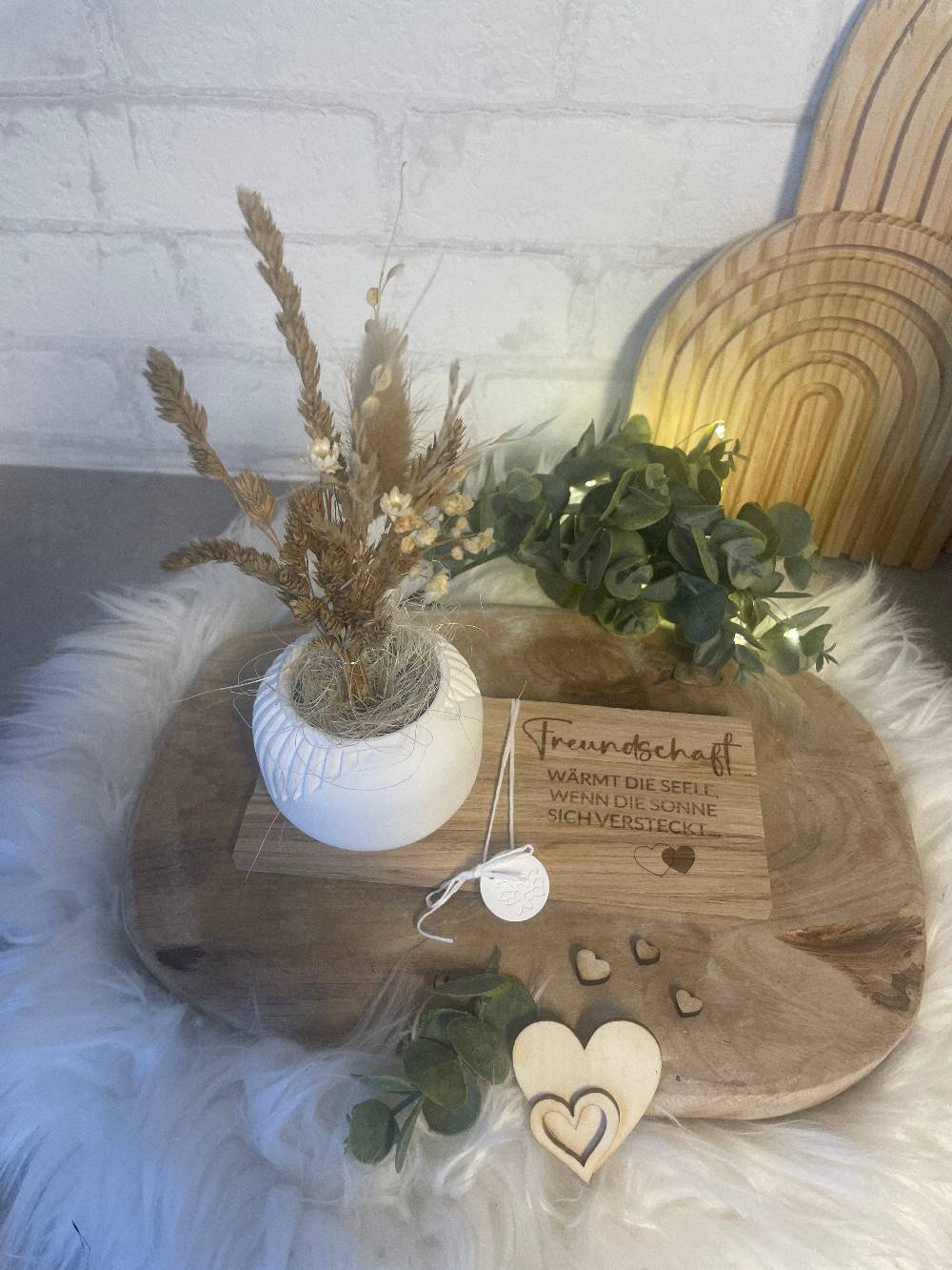 KB Socken Vase mit Trockenblumen auf Holztablett mit Gravur, Geschenk Frau, Geburtstag, Mitbringsel, Geschenke aus Holz Bis zu 60% Rabatt