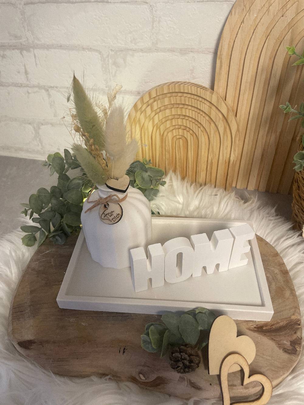 KB Socken Vase mit Trockenblumen auf Tablett mit Schriftzug " Home" Keraflott Formen Wohnakzente, Keramik,Wohndeko, Dekoratives Tablett Meist gekauft