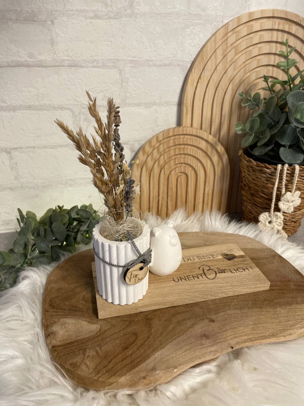 KB Socken Vase mit Bär auf Holztablett, Trockenblumen, Gravur, " Du bist unentbärlich," Geschenk Frau, Mitbringsel, Geschenke aus Holz und Keraflott Meist gekauft