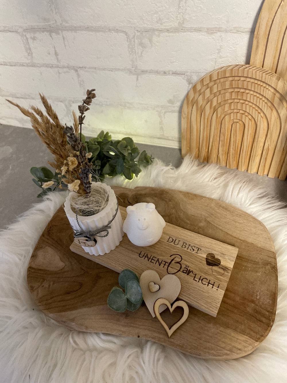 KB Socken Vase mit Bär auf Holztablett, Trockenblumen, Gravur, " Du bist unentbärlich," Geschenk Frau, Mitbringsel, Geschenke aus Holz und Keraflott Meist gekauft