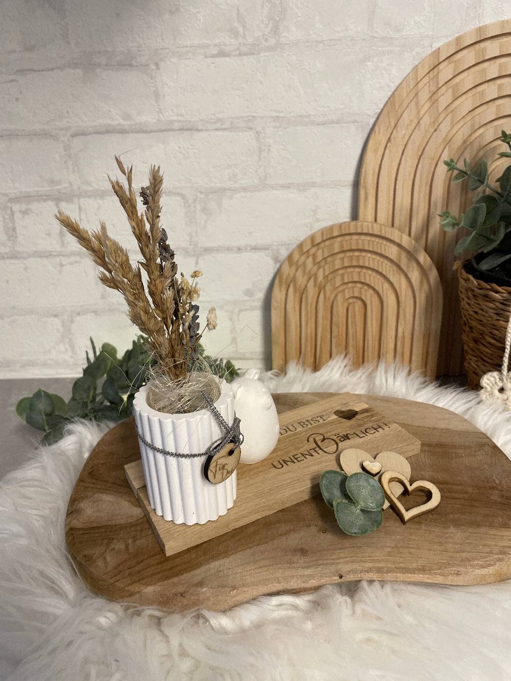 KB Socken Vase mit Bär auf Holztablett, Trockenblumen, Gravur, " Du bist unentbärlich," Geschenk Frau, Mitbringsel, Geschenke aus Holz und Keraflott Meist gekauft