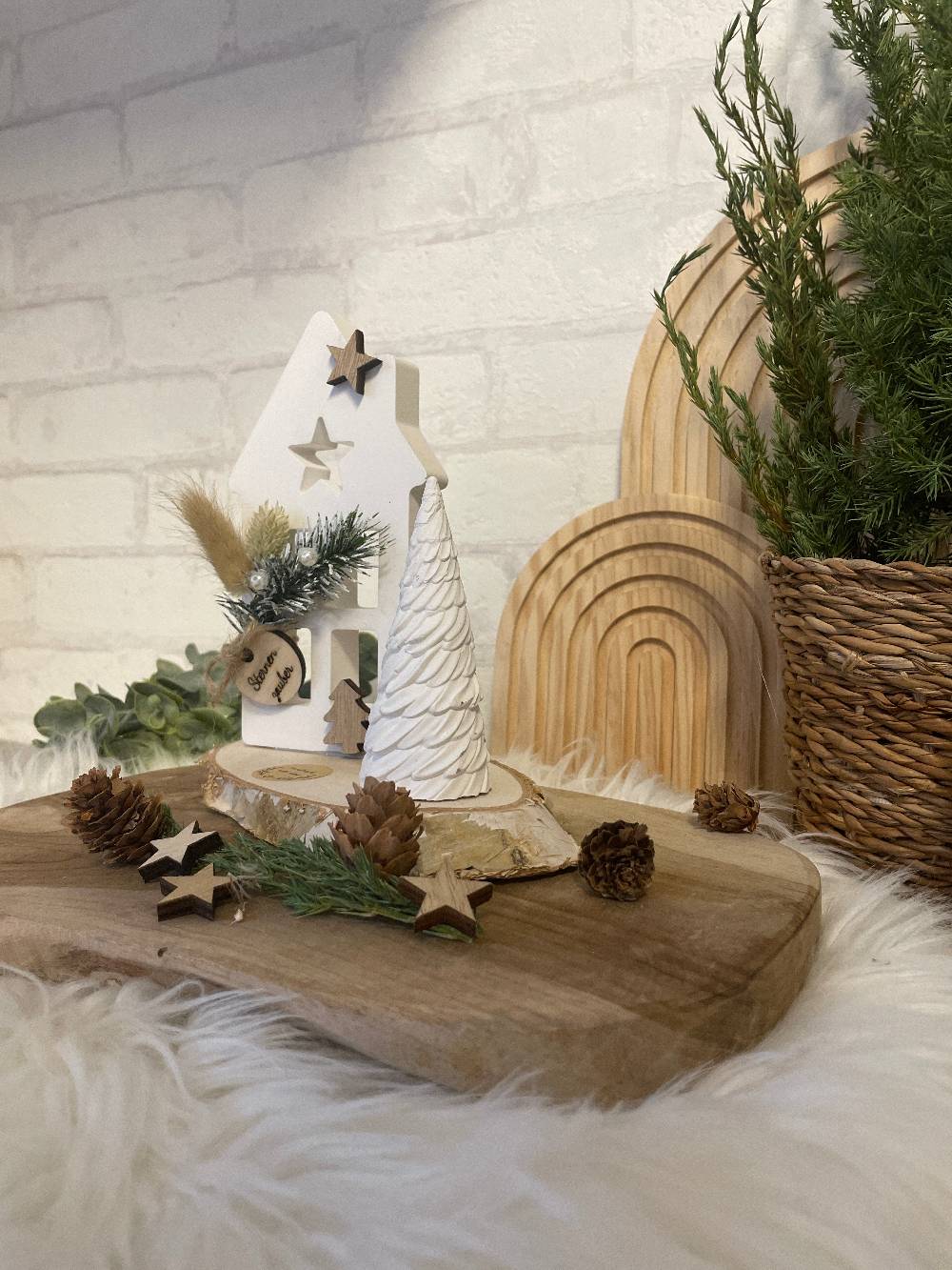 KB Socken Häuschen Deko auf Birkenholzscheibe , Weihnachtsdeko, Advent Deko, Deko Wohnzimmer, Keraflott Deko Weihnachtshaus, Tisch Deko Advent Online