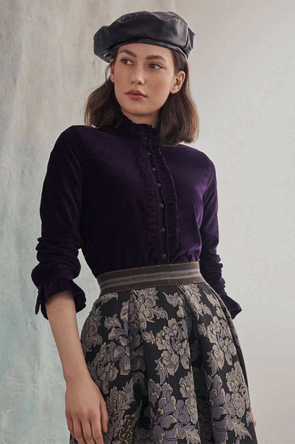 Kinga Mathe Samtbluse Lady in Aubergine Kostenloser Versand international