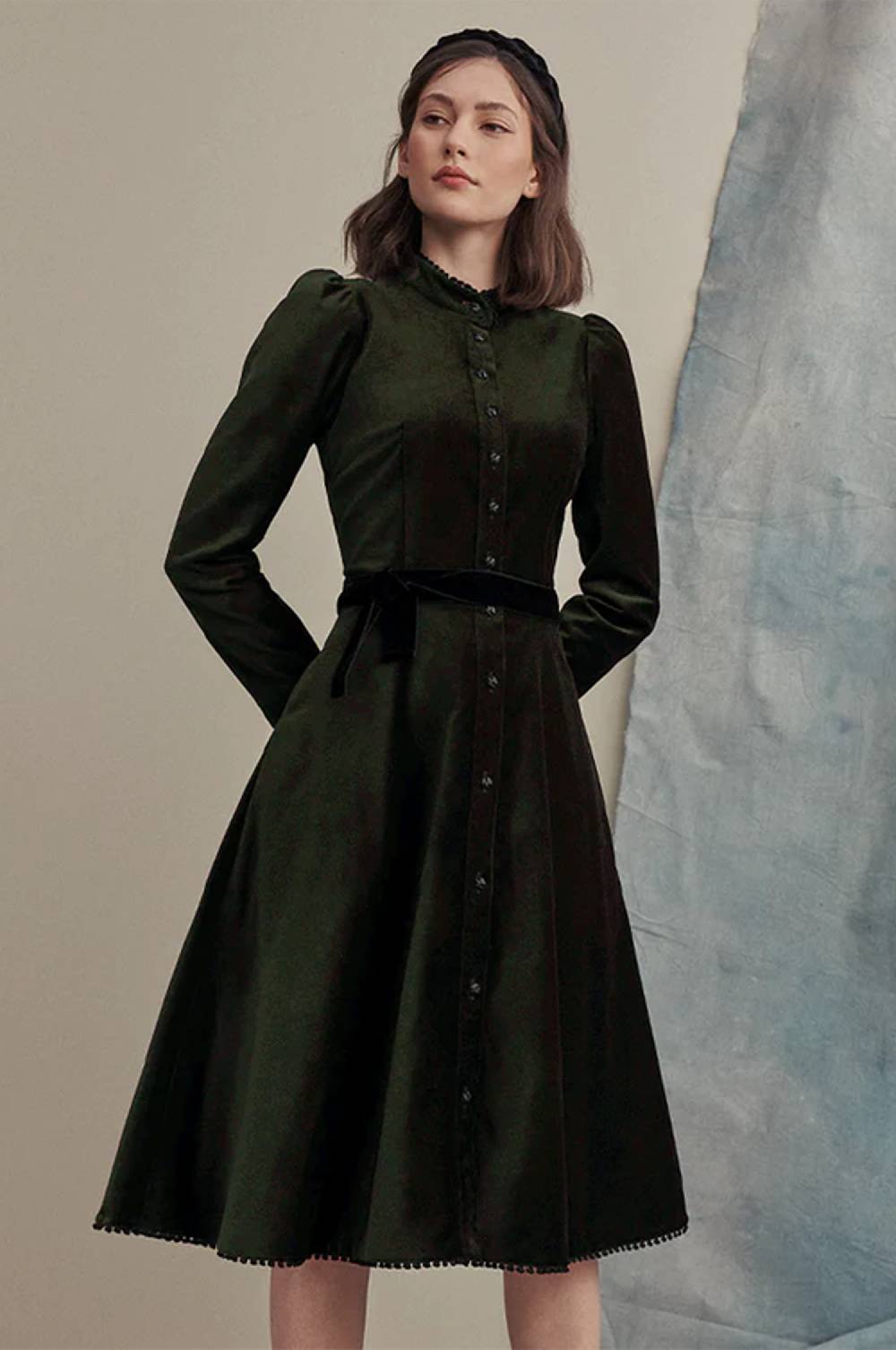 Kinga Mathe Samtkleid Ann in Olive Angebote