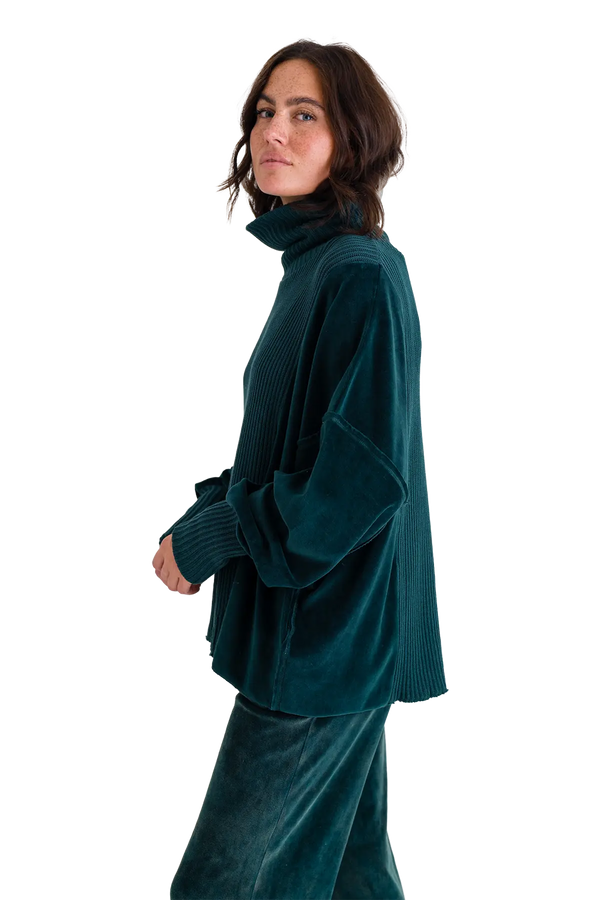 Love Joy Victory Rollkragenpullover mit Velvet und Strick Vega im Angebot