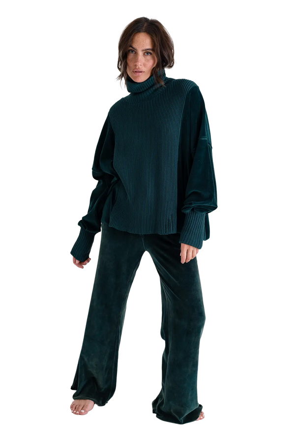 Love Joy Victory Rollkragenpullover mit Velvet und Strick Vega im Angebot