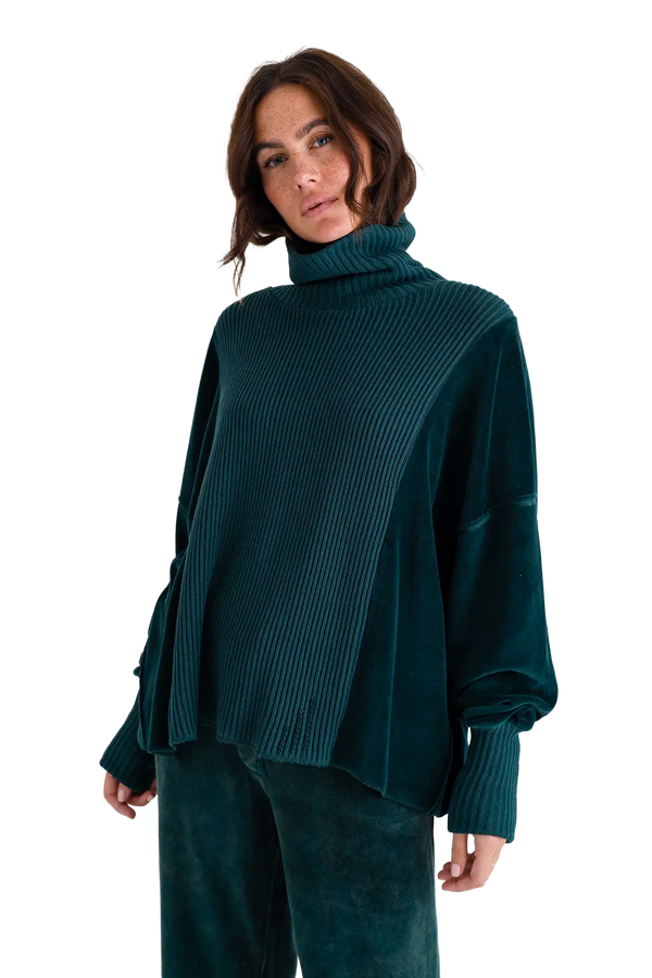 Love Joy Victory Rollkragenpullover mit Velvet und Strick Vega im Angebot