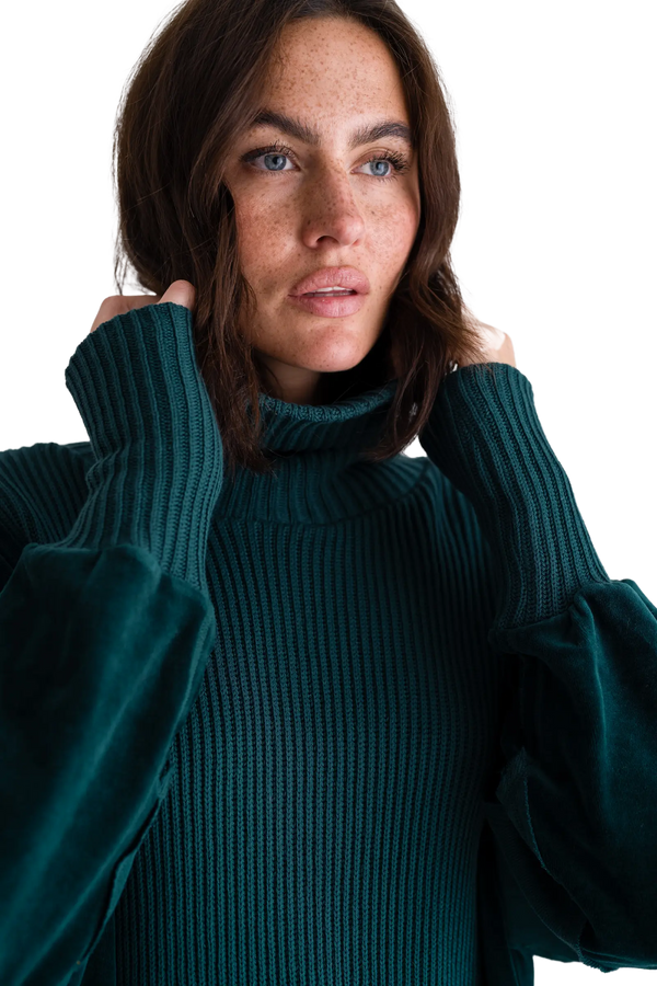 Love Joy Victory Rollkragenpullover mit Velvet und Strick Vega im Angebot