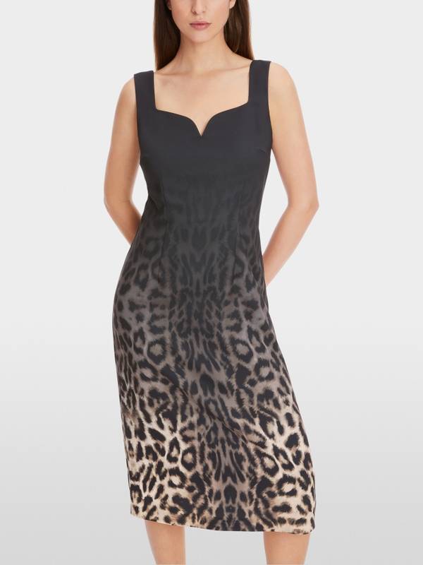Marc Cain Leo-Kleid mit raffiniertem Schnitt im Angebot