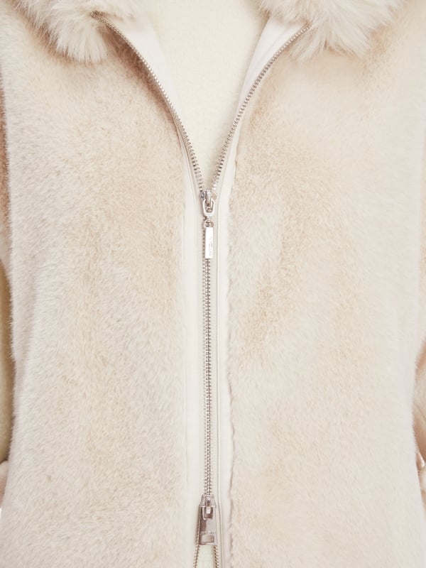 Marc Cain Oversized Kapuzenweste aus Fun Fur Meist gekauft