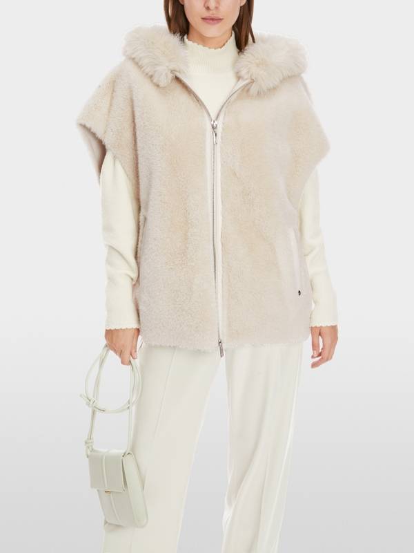 Marc Cain Oversized Kapuzenweste aus Fun Fur Meist gekauft