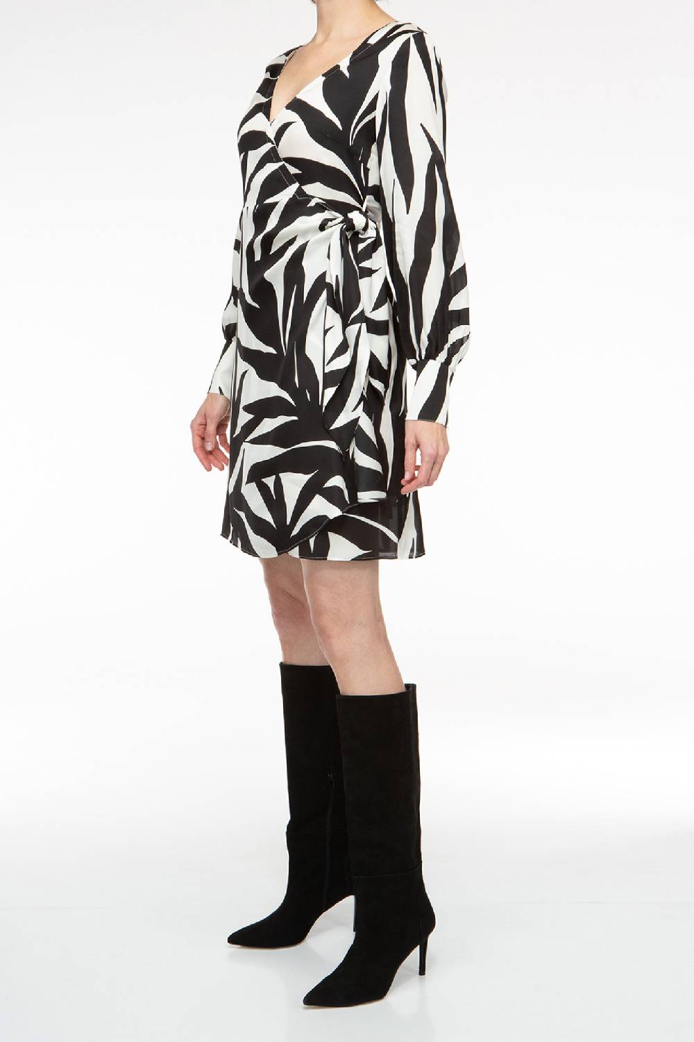 IVI GmbH PALM LEAF BLACK Kurzes Wickelkleid aus Seide im Angebot