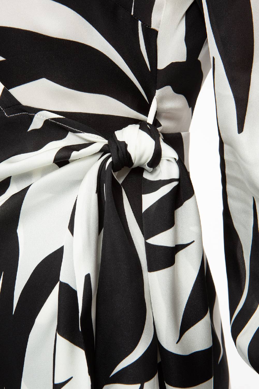 IVI GmbH PALM LEAF BLACK Kurzes Wickelkleid aus Seide im Angebot
