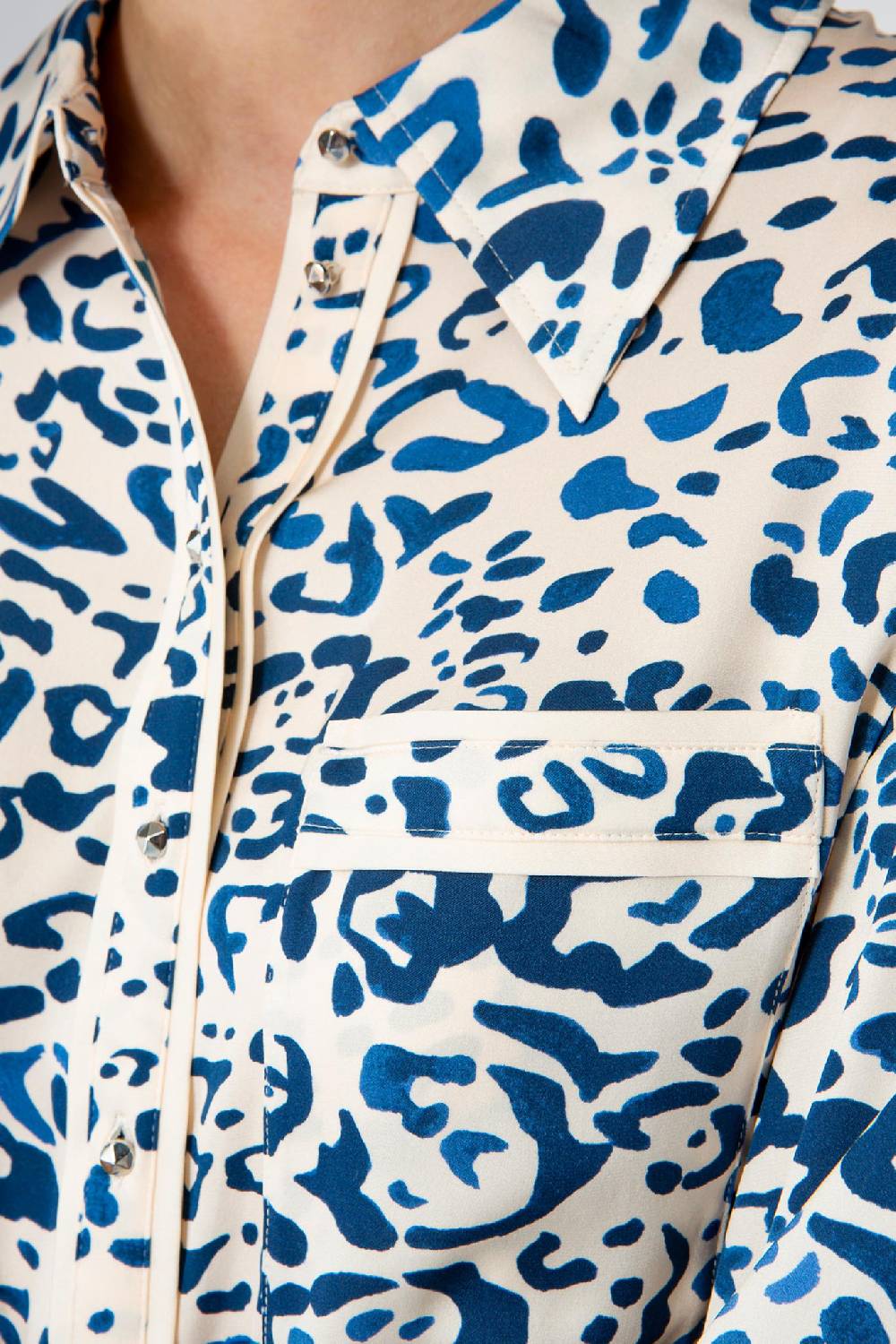IVI GmbH BLUE LEO Hemdbluse aus Seide Verkauf