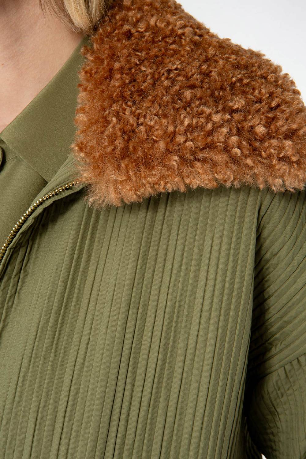 IVI GmbH OUTERWEAR Pilotenjacke mit Fake-Fur Kragen oliv im Angebot