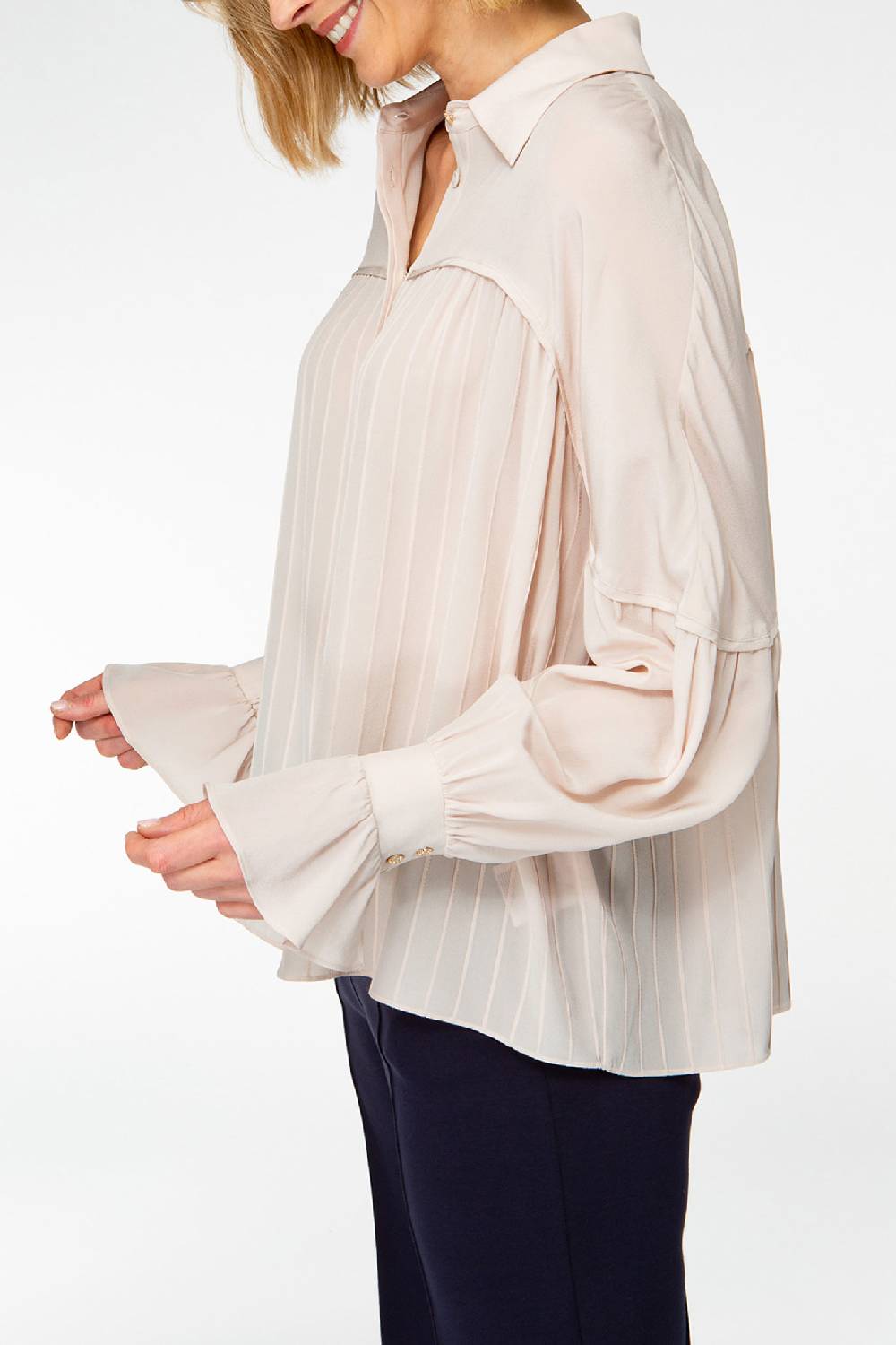 IVI GmbH FANCY Plissé Bluse aus Seiden-Georgette taupe im Angebot