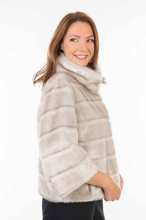 Petite M. Kurze Kunstpelzjacke in Silbergrau im Angebot