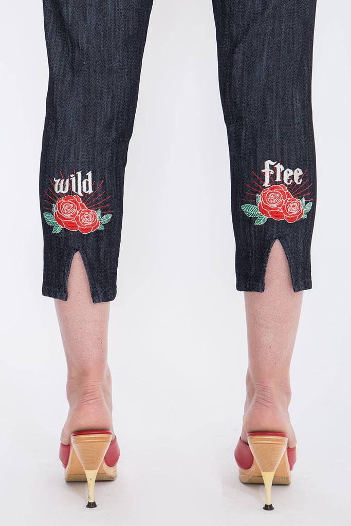 Queen Kerosin Capri Jeans mit angesagter Rosenstickerei «Wild & Free» Fabrik Onlineshop