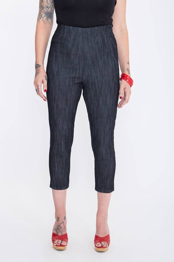 Queen Kerosin Capri Jeans mit modischen Schlitzen am Beinabschluss «Basic»