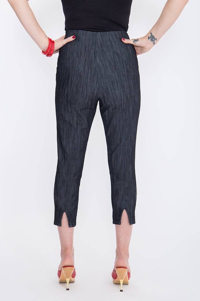 Queen Kerosin Capri Jeans mit modischen Schlitzen am Beinabschluss «Basic» Fabrikpreis