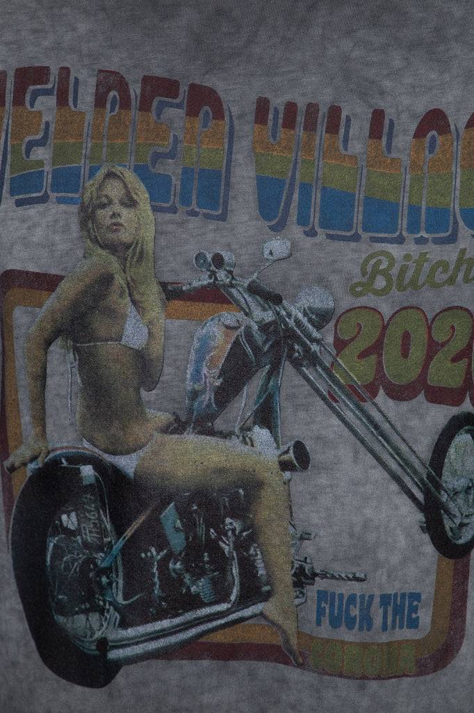 Queen Kerosin Longsleeve mit Retro-Print und Oilwash-Effekt «Velden Village 2020» Heißer Verkauf
