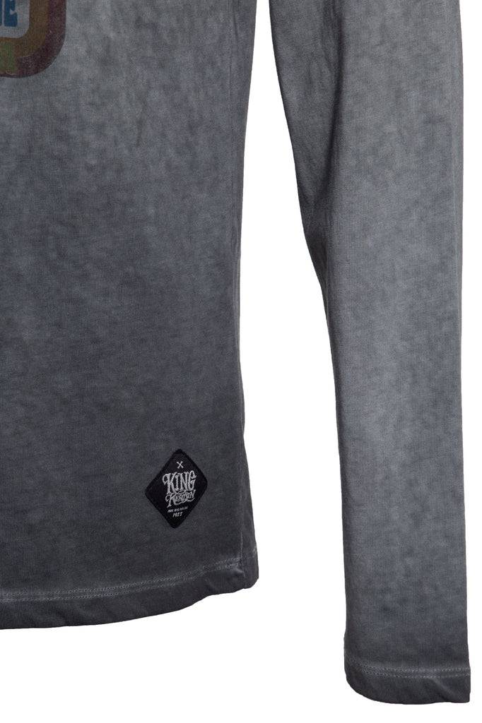 Queen Kerosin Longsleeve mit Retro-Print und Oilwash-Effekt «Velden Village 2020» Heißer Verkauf