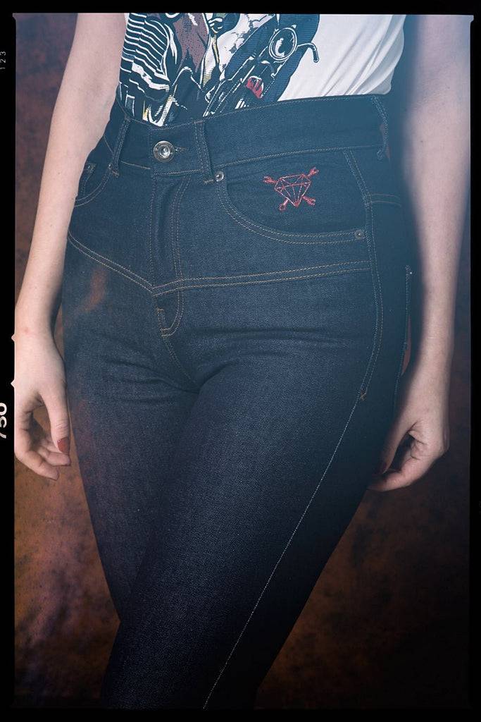 Queen Kerosin High Waist Jeanshose im 5 Pocket Design «Betty» Discount Store für neue Produkte