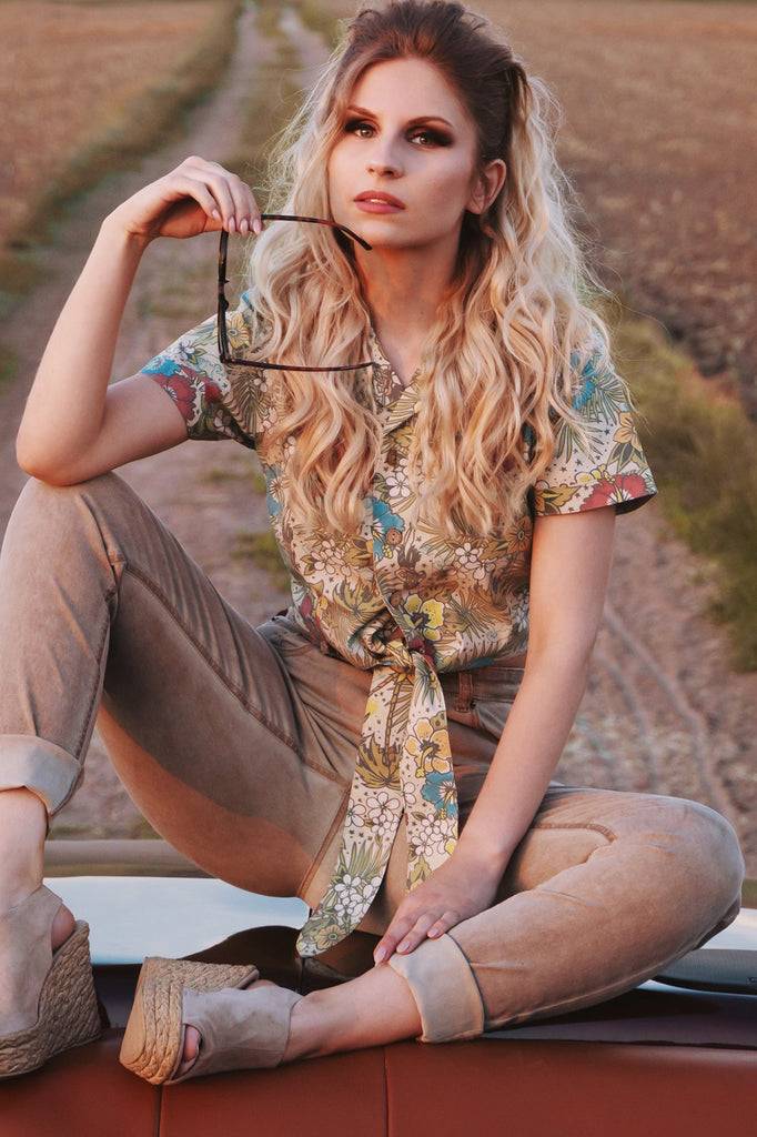 Queen Kerosin Bluse mit hawaiianischem Muster Neueste Mode