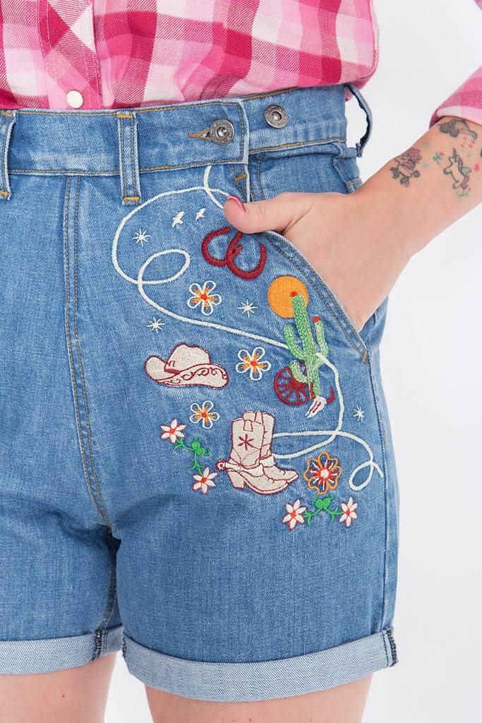 Queen Kerosin Jeansshorts mit Stickereien im Western-Look Tiefpreis