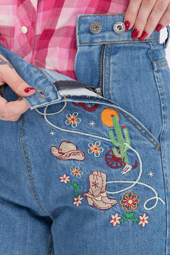 Queen Kerosin Jeansshorts mit Stickereien im Western-Look Tiefpreis