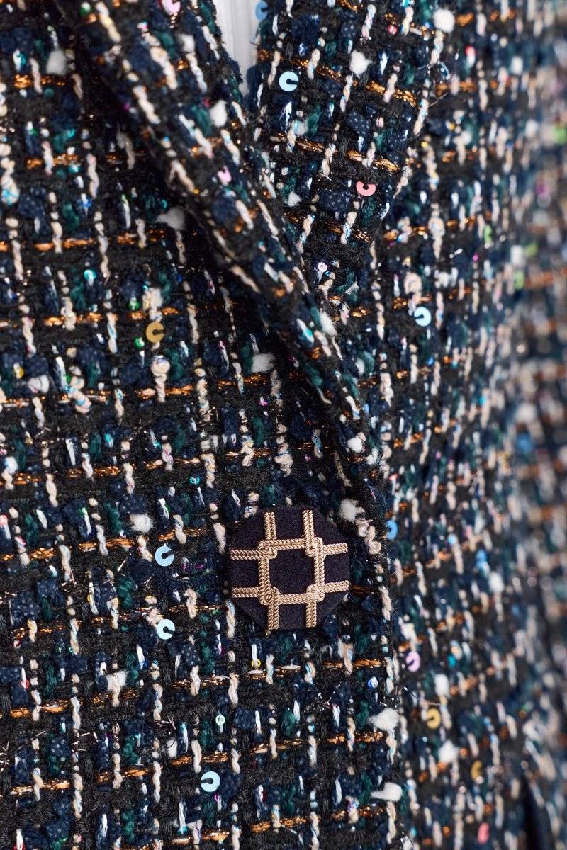 Eich & Royal Bouclé-Blazer mit Statement-Knopf im Angebot