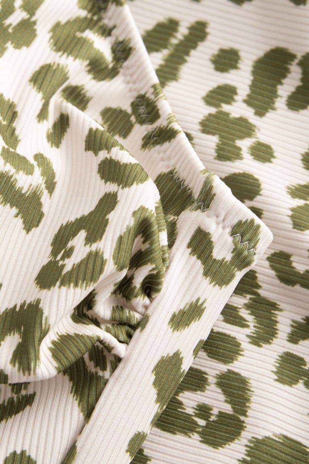 Rösch Badeanzug im Leo-Druck Grün-Weiß Rippstruktur Animalprint Lycra Verkauf