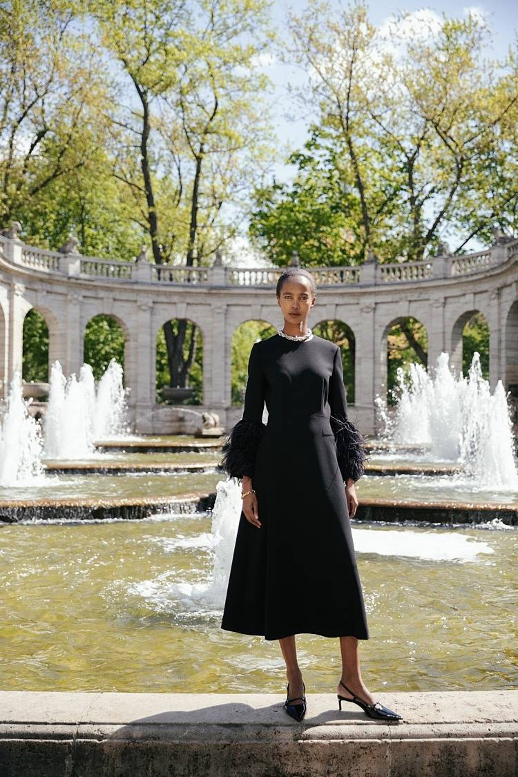 Sly 010 Langes tailliertes Kleid mit Federbesatz Schlussverkauf