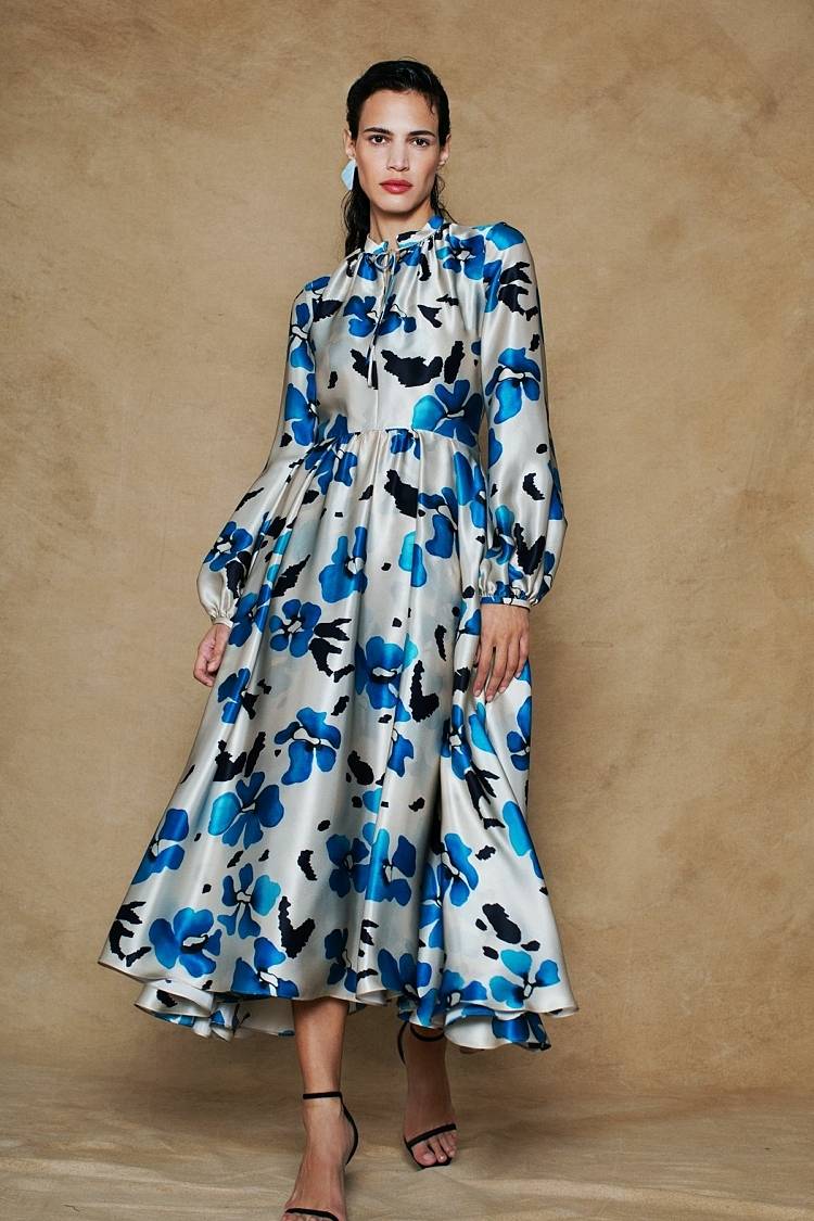 Sly 010 Tailliertes Midi-Kleid aus bedrucktem Seidensatin mit Blumenmuster Riesige Rabatte