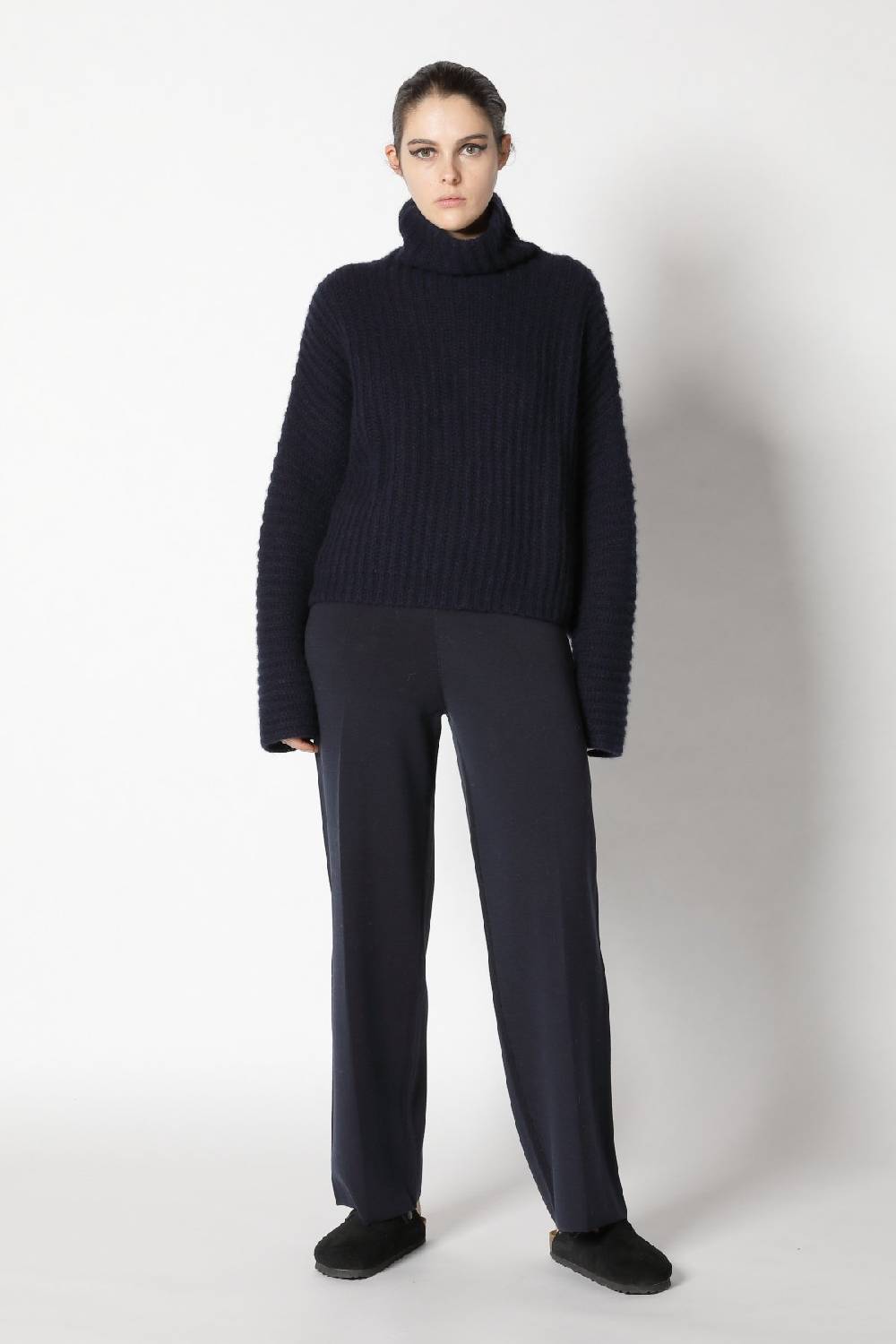 Sminfinity fluffy rib turtle + silky suit pants Meist gekauft