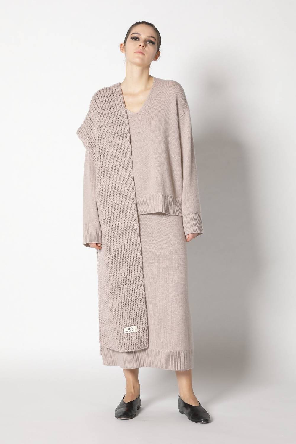 Sminfinity pure V neck + loosely 1x1 rib scarf + pure A skirt im Angebot