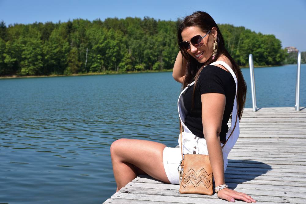 Stylebreaker Mini Umhängetasche mit ZickZack Cutout und Nieten Online