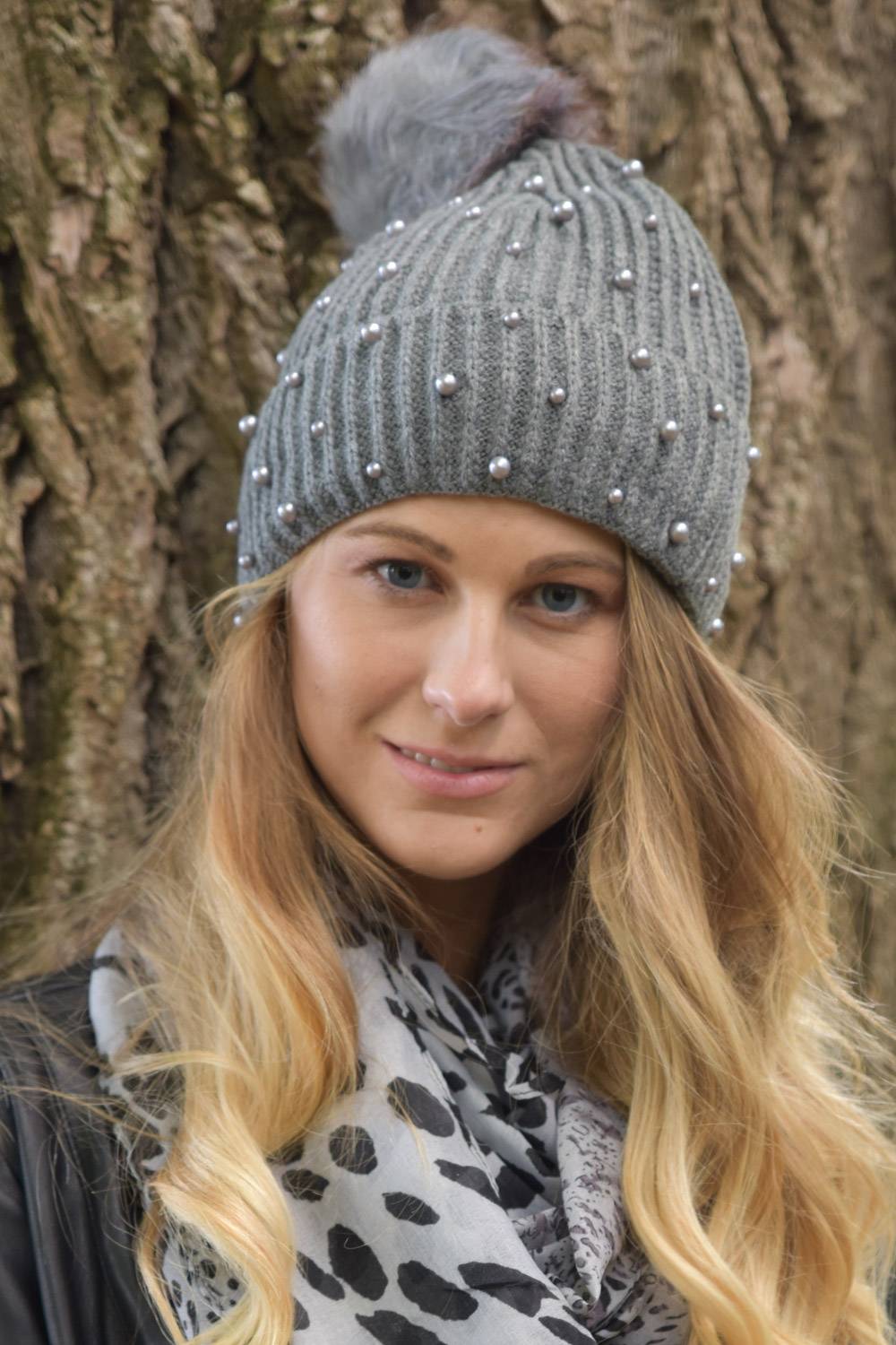 Stylebreaker Strick Bommelmütze mit Perlen und Fleece Futter im Angebot